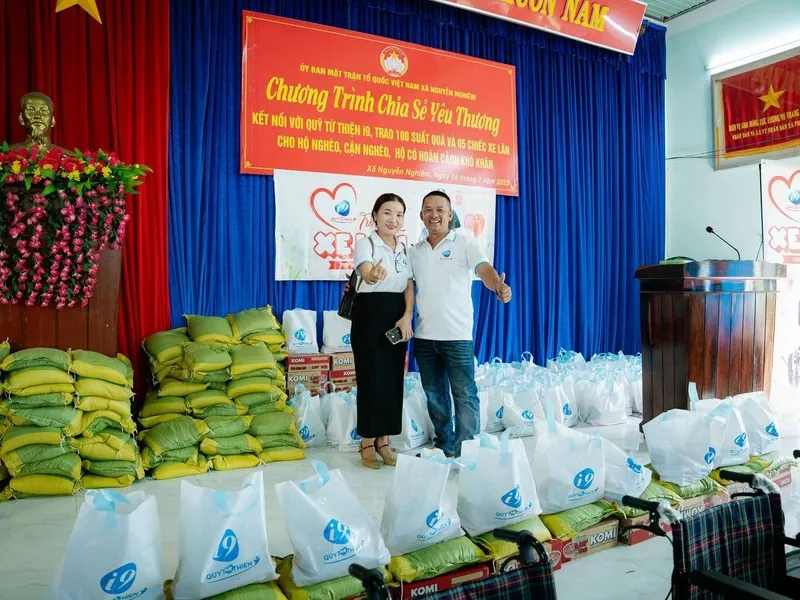 Hình ảnh một người đang tìm kiếm sự giúp đỡ trực tuyến về vấn đề cờ bạc, thể hiện sự hỗ trợ và nguồn lực